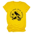 Dettaglio della stampa grafica con corvo nero su t-shirt in cotone giallo senape - S / Giallo (Stampa Nera)