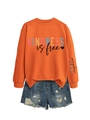 Détail du slogan Kindness is free sur sweat orange avec short en jean délavé - Orange (Impression Noire)