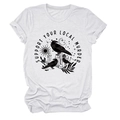 Dettaglio maglietta bianca in cotone con stampa Support Your Local Murder e corvi - S / Bianco (Stampa Nera)