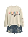 Détails du sweat crème Kindness Is Free et du short en jean bleu délavé - Sable (Impression Noire)