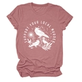 Dettaglio della t-shirt color malva con stampa occulta Support Your Local Murder e corvi - S / Rosa Polvere (Stampa Bianca)