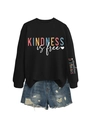 Détail de l'imprimé Kindness is Free sur la manche du sweat noir et du short en jean - Noir (Impression Blanche)