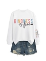 Détail du sweat Kindness is Free avec fentes latérales et short en jean déchiré - Blanc (Impression Noire)