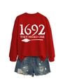 Detail van de rode sweatshirt met 1692 opdruk en blauwe denim korte broek met gaten - S / Rood Sweatshirt (Wit Lettertype)