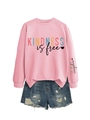 Détail du sweat rose imprimé Kindness is free et short en jean avec bords effilochés - Rose (Impression Noire)