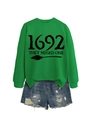 Detail van heldergroene 1692-sweatshirt gecombineerd met versleten denim shorts - S / Grasgroen Sweatshirt (Zwart Lettertype)