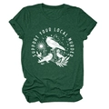 Dettaglio della grafica vintage con corvi e testo sulla t-shirt verde scuro - S / Verde Retrò (Stampa Bianca)