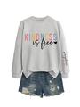 Détail du sweat gris imprimé kindness is free et du short en jean bleu délavé - Gris (Impression Noire)