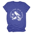 Dettaglio della t-shirt blu con stampa grafica di corvi 'Support Your Local Murder' - S / Blu Retrò (Stampa Bianca)
