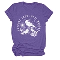 Dettaglio della t-shirt in cotone viola con stampa grafica di corvo e simboli mistici - S / Viola (Stampa Bianca)