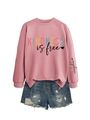 Détail du sweat-shirt rose avec slogan Kindness is Free et short en jean assorti - Or Rose (Impression Noire)