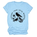 T-shirt azzurra a girocollo con stampa corvo Support Your Local Murder su sfondo bianco - S / Azzurro (Stampa Nera)