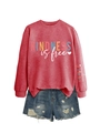 Détail du sweat Kindness Is Free avec imprimé sur manche et short en jean vieilli - Rouge (Impression Blanche)