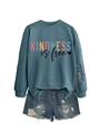 Ensemble sweat Kindness is Free et short en jean vieilli posé à plat sur fond blanc - Bleu (Impression Noire)