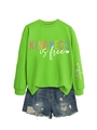 Détail du sweat Kindness is Free avec imprimé manche et short en jean assorti - Vert Fluorescent (Impression Blanche)