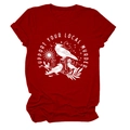 Dettaglio della t-shirt rosso scuro con stampa corvo e luna 'SUPPORT YOUR LOCAL MURDER' - S / Rosso (Stampa Bianca)