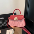 Rote und weiße gewebte Handtasche mit Kontrastnaht, goldenem M-Logo und Tragegriff - Rot