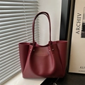 Vintage Oversize-Tote-Tasche in Burgund mit silbernen Nieten und langen Schultergurten - Rot