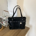 Modische Eimer-Tasche aus schwarzem Lackleder mit Herz-Anhänger und Nieten-Riemen - Schwarz