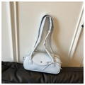 Détail du sac Boston bleu clair avec nœud décoratif et bandoulière nuage rembourrée - Bleu