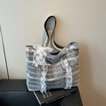 Bolso tote gris con lazo de encaje blanco y texturas de estilo francés vintage - Negro