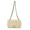 Bolso bandolera acolchado crema con correa de cadena plateada y cierre giratorio - Blanco