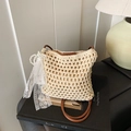Sac bandoulière évidé tissé avec breloque en perles et dentelle et lanière en cuir - Beige avec Pendentif