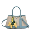 Bolso cubo de cuero azul y lona beige con colgante de caballo alado amarillo - Azul de Verano