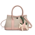 Bolso tipo cubo en lona rosa y crema con ribetes de cuero y dije de caballo - Rosa Batido