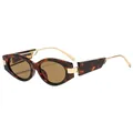 Occhiali da sole ovali retro cat-eye con montatura tartarugata e aste in oro traforate - Montatura Tartarugata Lente Tè