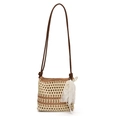 Borsa a tracolla in paglia con cinturino in pelle marrone e ciondolo in pizzo e perle - Cachi E Beige