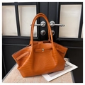 Gros plan détaillé d'un sac cabas marron à motif crocodile avec boucle et doubles poignées - Style Texture Crocodile / Marron