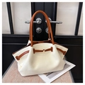 Sac à main ailé chic en toile crème avec accents en cuir marron et boucles - Style de Tissu en Toile / Blanc Cassé