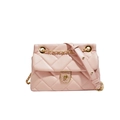 Borsa a tracolla rosa trapuntata con cuciture a rombi e chiusura floreale dorata su bianco - Rosa