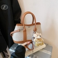 Bolso tote de lona y cuero marrón con amuleto de oso sobre maleta plateada - Marrón (Grande Con Colgante)