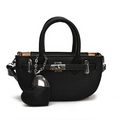 Schwarze Halbmand-Handtasche mit Litschi-Textur, Silberbeschlägen und Herzanhänger - Schwarz