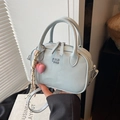 Lichtblauwe crossbodytas van kunstleer met dubbele rits en een roze hart hanger - Blauw met Hanger