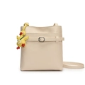 Borsa a secchiello chic crema trama litchi con ciondolo a papera gialla e tracolla - Bianco (con Ciondolo)