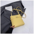 Sac seau jaune avec texture lychee, boucle argentée et fine bandoulière élégante - Sans pendentif / Jaune