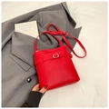 Sac seau chic en cuir rouge à texture litchi avec boucle et bandoulière élégante - Sans pendentif / Rouge