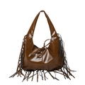 Sac hobo marron foncé à franges en similicuir brillant avec nœud décoratif sur fond blanc - Marron
