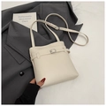 Sac seau élégant en cuir crème à motif lychee avec bandoulière et boucle réglable - Sans pendentif / Blanc