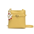 Borsa a secchiello gialla motivo litchi con charm papera bianca e fibbia in metallo - Giallo (Con Ciondolo)