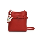 Borsa a secchiello rossa minimalista in pelle grana con ciondolo a papera e tracolla - Rosso (Con Ciondolo)