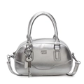 Sac Boston argenté avec poignées, bandoulière amovible et accessoire porte-clés décoratif - Avec pendentif en métal / Argenté