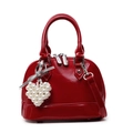 Borsa a conchiglia in vernice rossa con ciondolo a cuore e tracolla sottile - Rosso Vino (Con Pendente Cuore Perla)