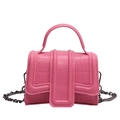 Mini sac carré rose à motif crocodile avec poignée haute et chaîne en métal - rose vif