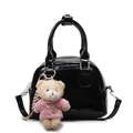 Schwarze Lackleder Boston Handtasche mit süßem Plüschbär Anhänger, modische elegante Umhängetasche. - Mit Anhänger / Schwarz