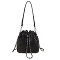 Borsa a secchiello plissettata nera con coulisse in catena argento e tracolla in pelle - Nero