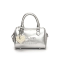 Borsa Boston argento con logo a rilievo e ciondolo a cuore in perle chic - Ciondolo A Forma Di Cuore In Argento E Perla
